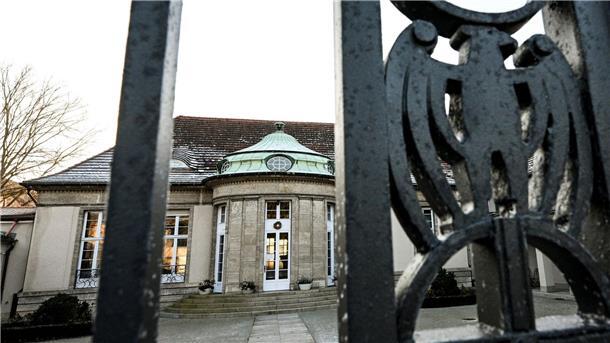 Scholz: Demokraten müssen gegen Fanatiker zusammenstehen Blick auf ein Gästehaus in Potsdam, in dem AfD-Politiker nach einem Bericht des Medienhauses Correctiv im November an einem Treffen teilnahmen. Auch der bekannteste Vertreter der rechtsextremen Identitären Bewegung, Martin Sellner, war dabei.