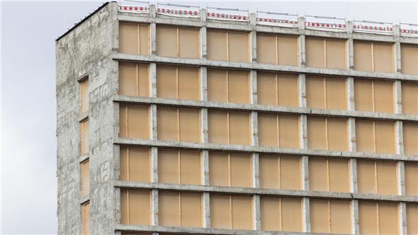 Blick auf ein Hochhaus nach einer Asbest Sanierung. In Wohngebäuden in Deutschland schlummern, laut der Industriegewerkschaft Bauen-Agrar-Umwelt, Millionen Tonnen krebserregendes Asbest.
