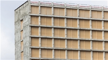 Blick auf ein Hochhaus nach einer Asbest Sanierung. In Wohngebäuden in Deutschland schlummern, laut der Industriegewerkschaft Bauen-Agrar-Umwelt, Millionen Tonnen krebserregendes Asbest.