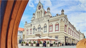 Blick auf ein Verwaltungsgebäude der serbisch-orthodoxen Kirche am Unionsplatz in Temeswar.