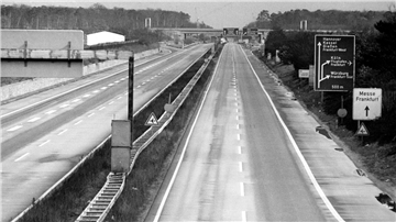 Blick auf eine leere Autobahn. Wegen der Ölkrise wurde 1973 zum ersten Mal ein sonntägliches Fahrverbot verhängt.