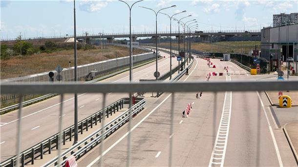 Krieg gegen die Ukraine: So ist die Lage Blick auf eine leere Autobahn zur gesperrten Krim-Brücke, die das russische Festland und die Halbinsel Krim verbindet.