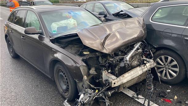 Massenkarambolage mit 85 Fahrzeugen auf A81 - 30 Verletzte Blick auf eine Unfallstelle.