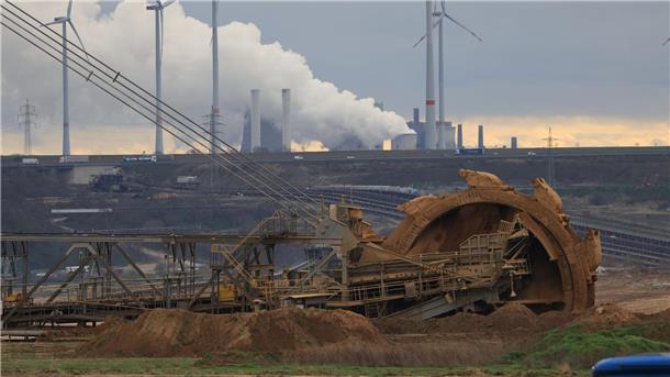 Lützerath: Räumung ab Mittwoch möglich Blick auf Garzweiler II . Das Dorf Lützerath soll zur Erweiterung des Braunkohletagebaus Garzweiler II abgebaggert werden.