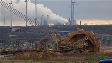 Blick auf Garzweiler II . Das Dorf Lützerath soll zur Erweiterung des Braunkohletagebaus Garzweiler II abgebaggert werden.