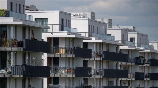 Immobilienfonds spüren Flaute am Bau Blick auf Neubau-Wohnungen im Berliner Bezirk Schöneberg.