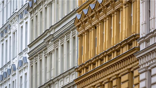 Anteil möblierter Wohnungen in Inseraten nimmt zu Blick auf sanierte Altbaufassaden im Berliner Bezirk Prenzlauer Berg.