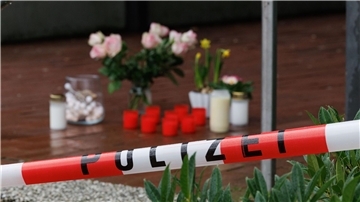 Blick auf Trauerkerzen und Blumen vor dem Eingang der Schule in Ibbenbühren.
