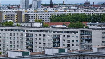 Blick auf Wohnhäuser im Berliner Osten.