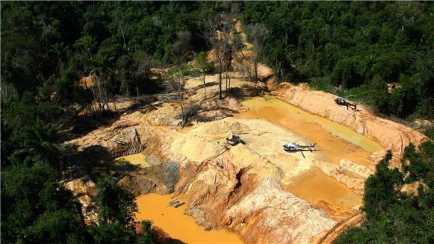 Goldschürfer zerstören vier Fußballfelder Regenwald am Tag Blick aus einem Hubschrauber der brasilianischen Umweltbehörde auf ein illegales Bergbaulager während einer Operation zur Eindämmung des illegalen Bergbaus im Gebiet der Yanomami-Indianer im brasilianischen Bundesstaat Roraima.