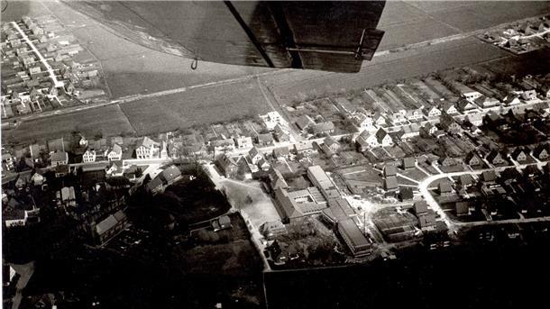 Nicht nur der Rathausturm fehlt noch: Wie Nordenham in den 60ern aussah Blick aus luftiger Höhe auf die Abbehauser Schule.