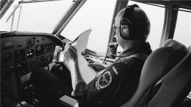 Ein Mann hinter dem Steuerknüppel eines Flugzeugs