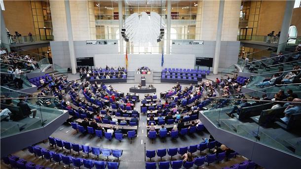 Wärmepumpenbranche fürchtet zögernde Verbraucher Blick in das Plenum des Bundestags. Diese Woche geht es dort erneut um das sogenannte Heizungsgesetz.
