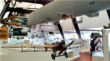 Blick in den ältesten und jüngsten Teil der Dauerausstellung im Aeronauticum.