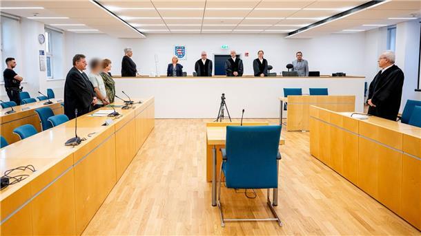 Lebenslange Freiheitsstrafe für Brandstifter von Apolda Blick in den Gerichtssaal: Ein 36-jähriger Bulgare soll Ende August vergangenen Jahres mit zwei gefüllten Benzinkanistern ein Mehrfamilienhaus in Apolda in Brand gesetzt haben.