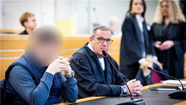 Blick in den Gerichtssaal in Hannover: Die beiden Angeklagten sind zu mehrjährigen Haftstrafen verurteilt worden.