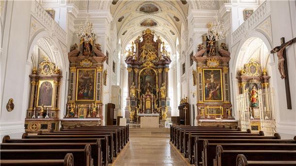 Haftstrafe nach Diebstahl von Papst-Brustkreuz Blick in den Kirchenraum und auf den Altar der Stadtkirche Sankt Oswald.