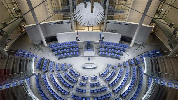 Viel Zustimmung für Wahlrechtsreform der Ampel Blick in den Plenarsaal des Bundestags im Reichstagsgebäude.