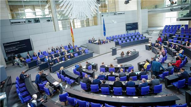 Abgeordnetendiäten steigen um 2,6 Prozent Blick in den Plenarsaal des Deutschen Bundestags. Abgeordnete bekommen ab dem 1. Juli mehr Gehalt.