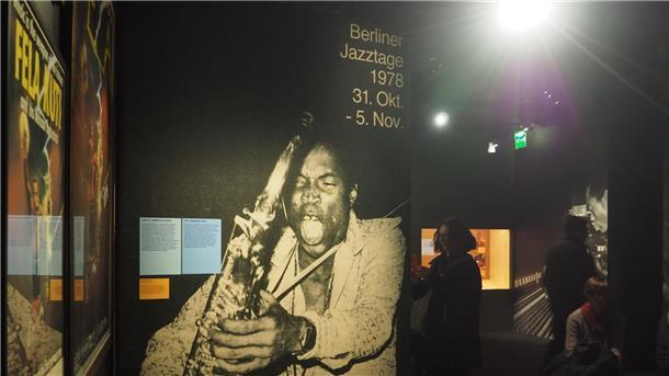 Warum 2023 niemand an Fela Kuti vorbeikommt Blick in die Ausstellung „Fela Anikulapo-Kuti. Rebellion Afrobeat“ in Paris.