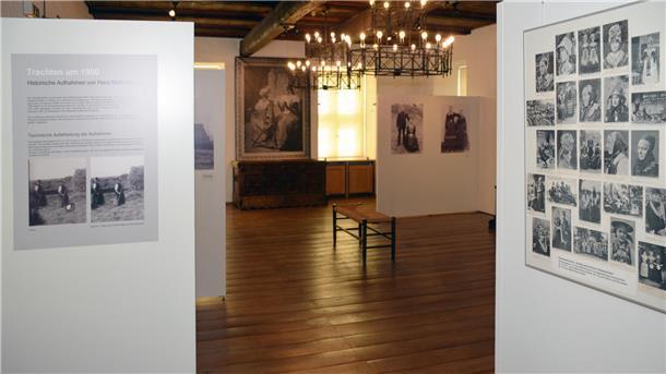  Ausstellung „Trachten um 1900“ 