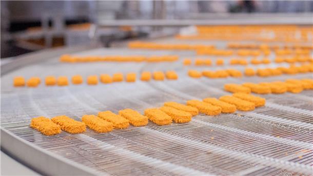 Blick in die Produktion der neuen veganen Fischstäbchen bei Frosta.