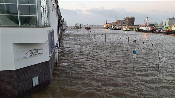 DER ADVENTS-STURM (Update 50): Hochwasser hat Stadt und Land im Griff, Schäden auch in der Wesermarsch, Zugverkehr weiter gestört Blick in die Stadt. Bis zu 3 Meter über dem mittleren Hochwasser soll der Pegelstand erreichen.