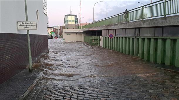 DER ADVENTS-STURM (Update 50): Hochwasser hat Stadt und Land im Griff, Schäden auch in der Wesermarsch, Zugverkehr weiter gestört Blick in die Stadt. Bis zu 3 Meter über dem mittleren Hochwasser soll der Pegelstand erreichen.