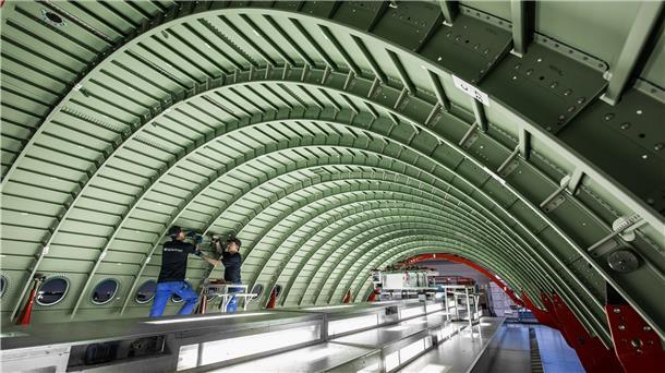 Blick in die Werkshalle von Premium Aerotec.