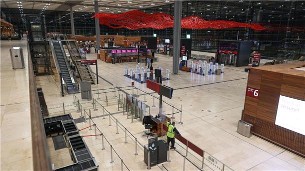 Blick in ein nahezu menschenleeres Terminal am Flughafen BER.