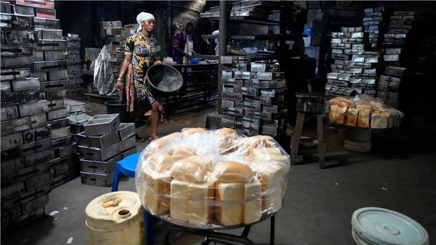 Bargeldreform löst dramatische Geldknappheit in Nigeria aus Blick in eine Bäckerei in Lagos. Menschen kommen derzeit nicht an Geld, um Lebensmittel wie Brot zu kaufen.
