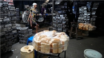 Blick in eine Bäckerei in Lagos. Menschen kommen derzeit nicht an Geld, um Lebensmittel wie Brot zu kaufen.