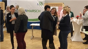 Blick in eine offene Gesprächsrunde während der Auftaktveranstaltung zu „Wesermarsch inklusiv“ in Rodenkirchen.