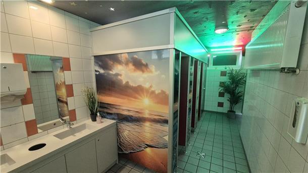 Schulen für saubere Toiletten ausgezeichnet Blick in einen Toilettenbereich der Hellweg Realschule in Unna-Massen.