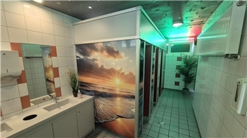 Blick in einen Toilettenbereich der Hellweg Realschule in Unna-Massen.