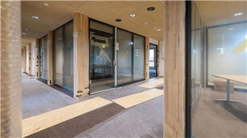 Blick ins Innere des neuen Gebäudes der Kreisverwaltung Mainz-Bingen. Der Neubau hat eine Holzfassade und ist auch im Inneren zu großen Teilen aus Holz.