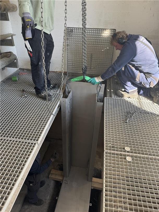 Sanierung auf Kurs: Wremens Siel erhält modernes Hubtor Blick ins Sielgebäude: In diese Führungsschiene wird später das neue Hubtor „eingefädelt“.