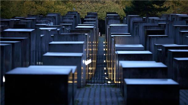 25 Jahre Holocaust-Mahnmal: „Lebendiger Ort“ Blick über das Stelenfeld des Mahnmals für die ermordeten Juden Europas: Der Bundestag hatte die Errichtung am 25. Juni 1999 nach jahrelangen Debatten gebilligt.