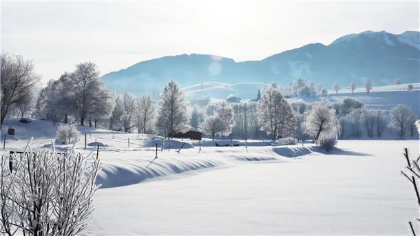 „Lonely Planet“: Deutschland 2024 keine Reise wert Blick über die idyllische Winterlandschaft rund um den Ritzensee im österreichischen Saalfelden.