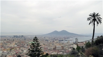 Blick vom Castel Sant’Elmo auf die Stadt und den Vulkan Vesuv.