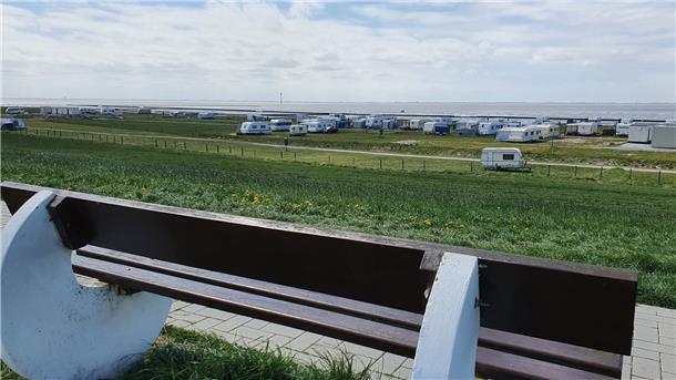Blick vom Deich auf den Campingplatz im Wremer Außendeichgelände: Die Anlage umfasst 200 Stellplätze, von denen knapp die Hälfte von Dauercampern belegt sind.