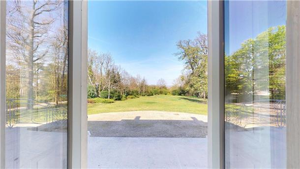 Blick vom Empfangsbereich des Hauptgebäudes auf den weiträumigen Park  des Anwesens von Karl Lagerfeld.