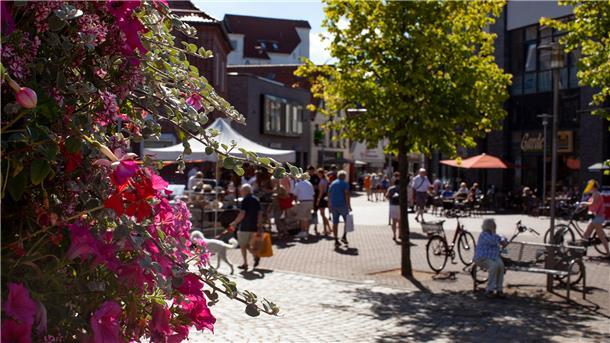 Blick vom Kaemmererplatz in die Cuxhavener Fußgängerzone Nordersteinstraße: Wo sich heute ein Geschäft ans nächste reiht (rechts), stand früher das Karstadt-Kaufhaus. Das Umfeld wurde von der Stadt neu gestaltet, um die Aufenthaltsqualität zu erhöhen.