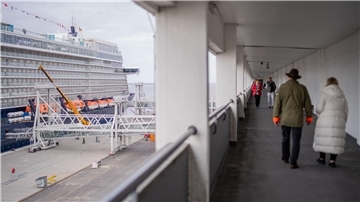 Blick von der Besuchergalerie an der Columbuskaje auf die „Mein Schiff 3“