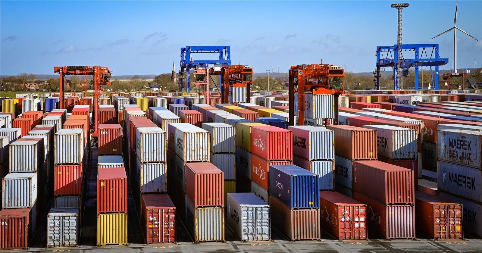 Blick von der "Maren Maersk" auf das Containerterminal in Bremerhaven - hier arb...