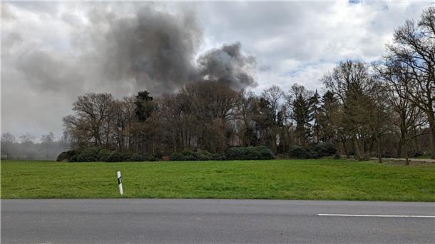 Bäckerei in Borchel steht erneut in Flammen und brennt vollständig nieder Blick von der Straße auf den Brand.