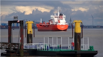 Blick von Nordenham über die Weser nach Bremerhaven.