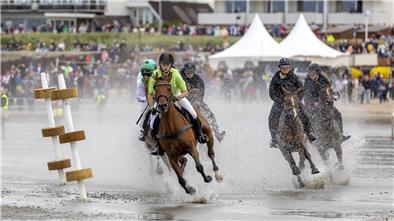 Blindflug in der Gischt: Wie in einer Wolke verschwanden Pferde und Sulkys. Es gab einige Herzschlag-Finals, bei denen erst das Zielfoto klare Auskunft übers Ergebnis gab.
