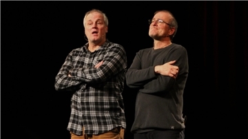 Blödeln als Form autoritärer Unterhaltung: Willi und Peter Podewitz begeisterten mit ihrem Jahresrückblick im Theater im Fischereihafen (TiF).