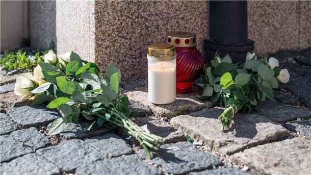 Totes Mädchen in Wunsiedel - Noch viele Fragen offen Blumen an der Zufahrtsstraße zum Kinder- und Jugendhilfezentrum in Wunsiedel, wo eine Zehnjährige tot aufgefunden wurde.